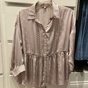 Beautiful silk light pink paisley top!